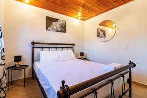 2 habitaciones, escritorio y tabla de planchar con plancha 