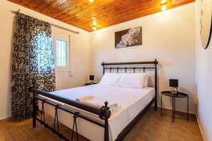 5 slaapkamers, een bureau, een strijkplank/strijkijzer, wifi