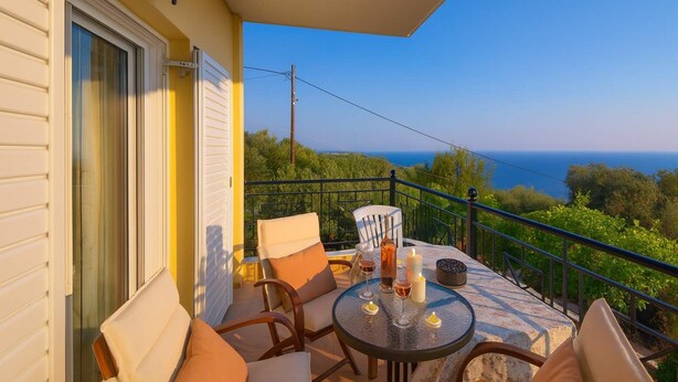 Varanda com mesa posta para dois, com vista panorâmica do mar.