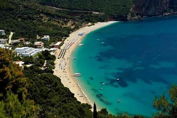 Lichnos Sandy Beach – Crystal Waters Just 2km from the Property
Discover the stunning Lichnos Beach nearby, perfect for sunbathing, swimming, and enjoying seaside tavernas.