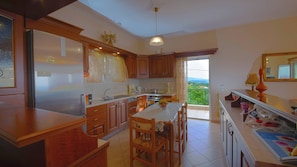 Fridge, oven, stovetop, coffee/tea maker