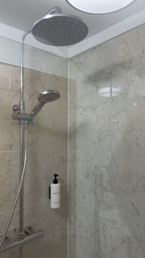 Shower, hair dryer, towels, soap - Stylish Studio with Kitchenette - Double En-suite (Chard)