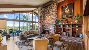 Älytelevisio, takka, DVD-soitin, kirjoja