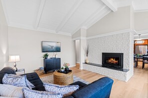 Smart TV, fireplace - 3970 Wave Watcher - Panoramic Oceanfront Bay Views (Pacific Grove)