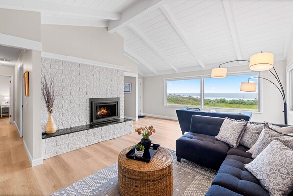 Smart TV, fireplace - 3970 Wave Watcher - Panoramic Oceanfront Bay Views (Pacific Grove)