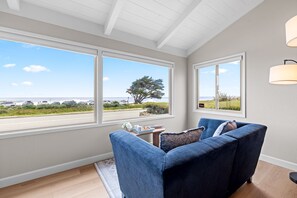 Smart TV, fireplace - 3970 Wave Watcher - Panoramic Oceanfront Bay Views (Pacific Grove)