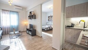 Un apartamento moderno con sala de estar, cocina y dormitorio.