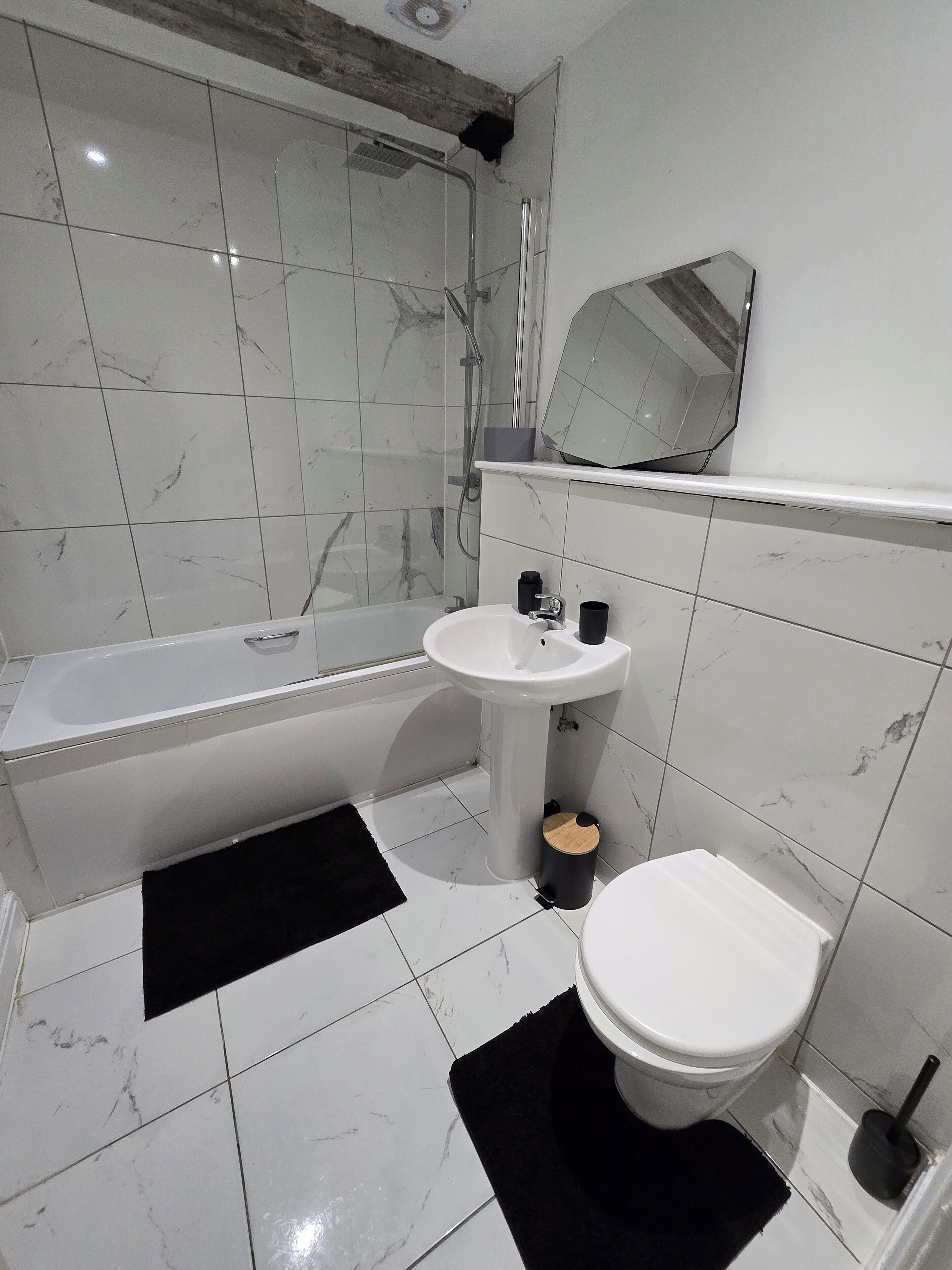 Een haardroger, handdoeken, zeep, toiletpapier