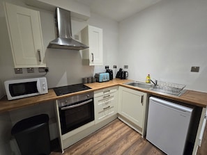 Jääkaappi, mikroaaltouuni, uuni, liesi