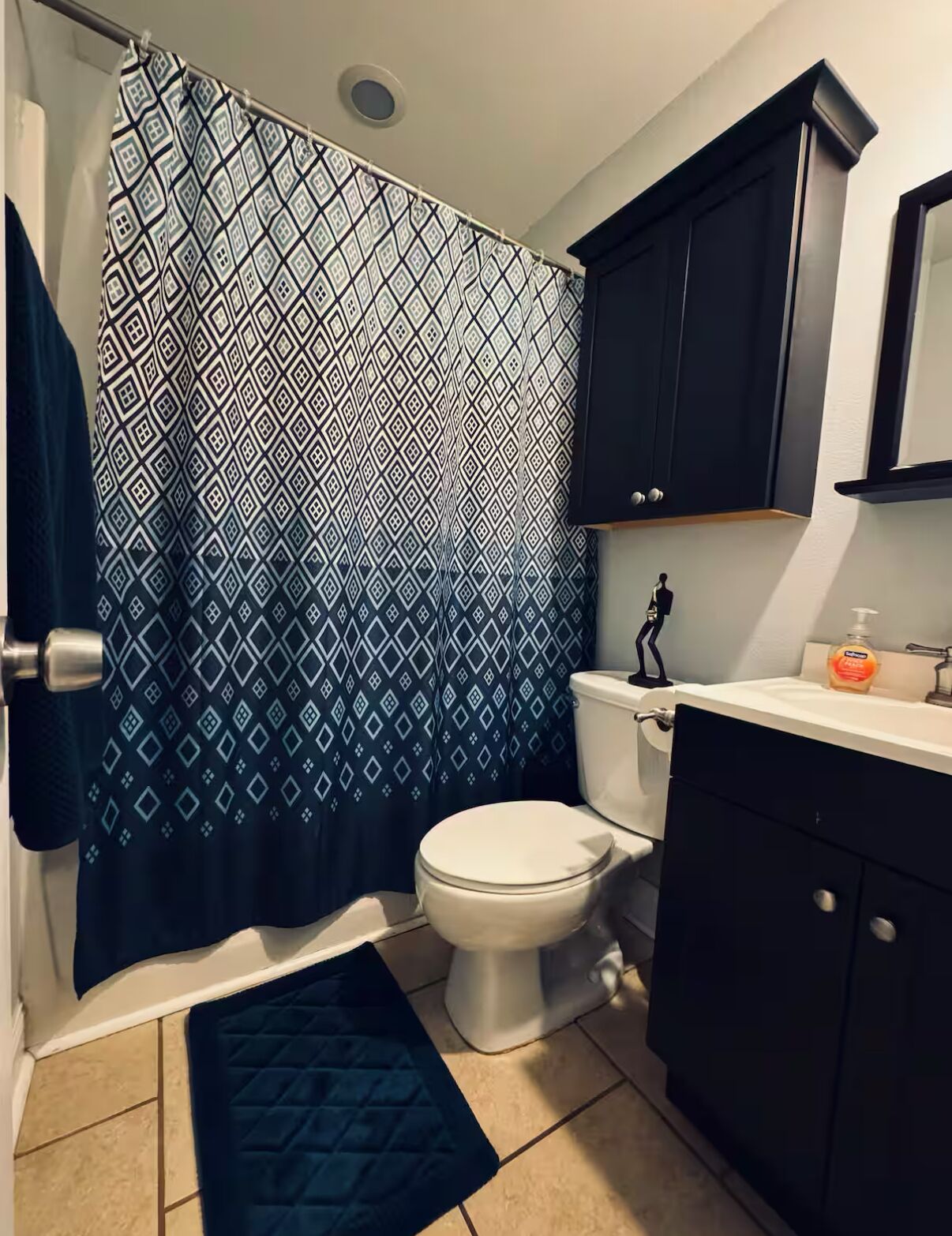 按摩浴缸、吹风机、毛巾、肥皂