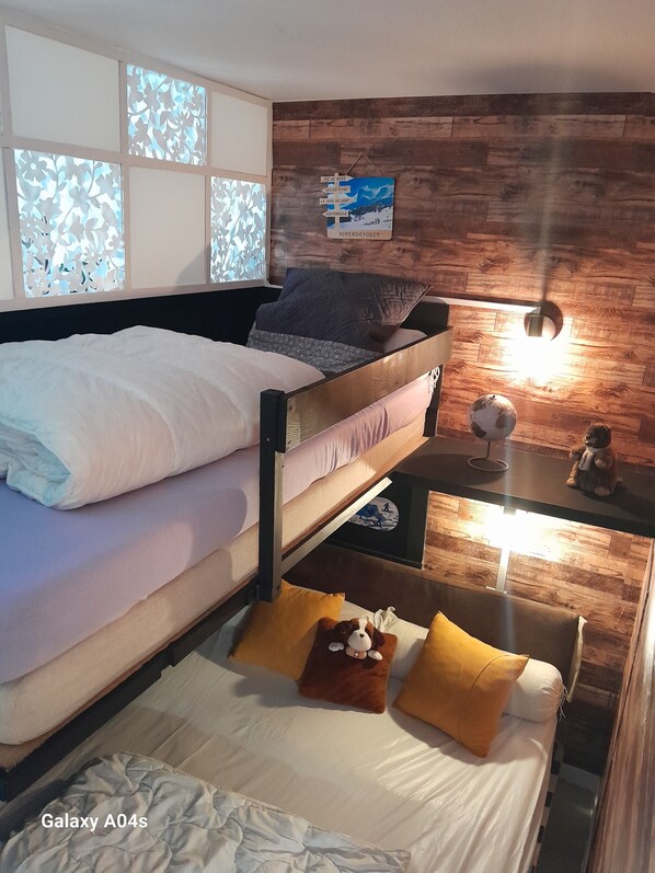 1 habitación, tabla de planchar con plancha y cuna de viaje 