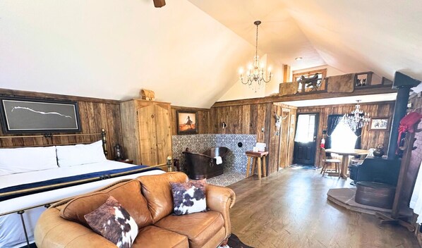 1 bedroom, WiFi, bed sheets, wheelchair access - Cowboy's Delight Room at RiverSong Inn in Estes Park - Riverside in Rocky Mountain National Park (Estes Park)