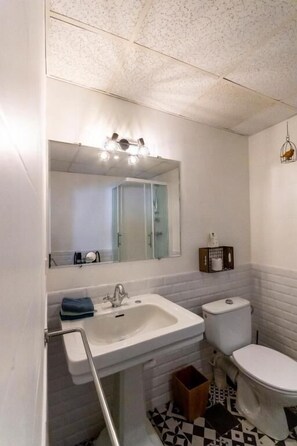 Deluxe Double Room, City View | Bathroom - Hôtel Le Flore (Fréjus)