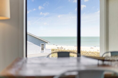 Fully Renovated Ocean Views, Pool, STEPS to Beach, Restaurants, Shops