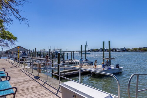 Fully Renovated Ocean Views, Pool, STEPS to Beach, Restaurants, Shops