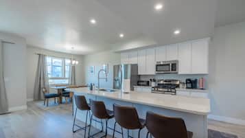 雪櫃、微波爐、焗爐、爐具