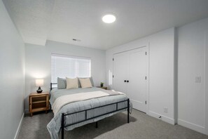 4 bedrooms, desk, iron/ironing board, travel cot