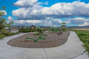 Children’s area - Mountain Views · Hot Tub · Min to Ski Resorts (Park City)