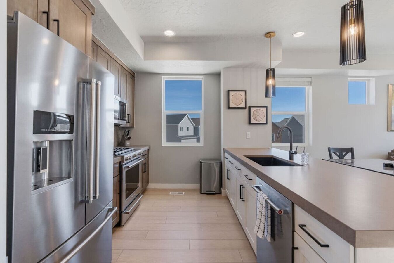 Jääkaappi, mikroaaltouuni, uuni, liesi