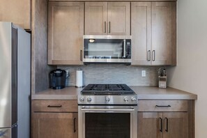 Frigorífic, microones, forn i placa de cuina 