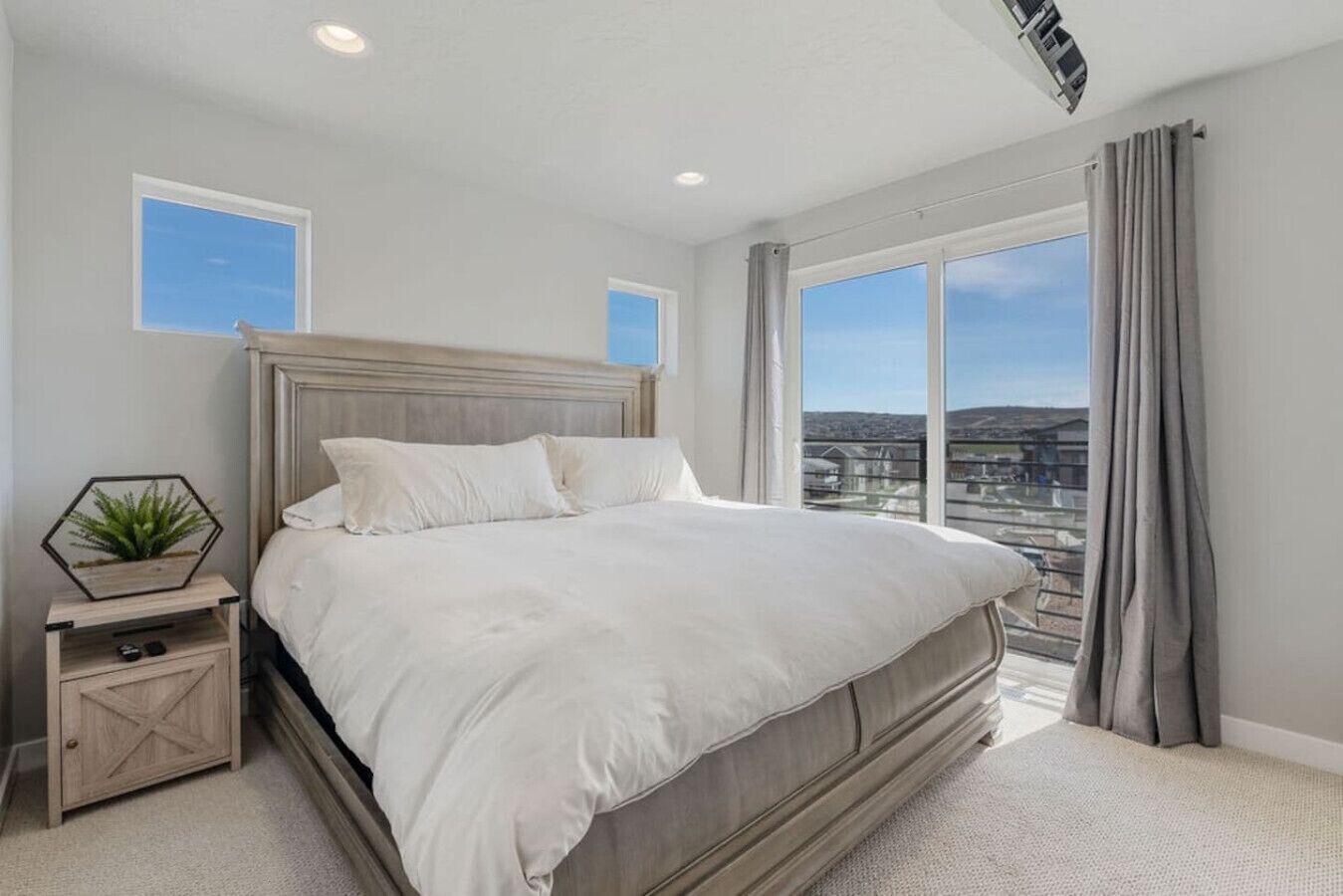 4 bedrooms, desk, iron/ironing board, WiFi