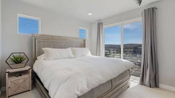 4 bedrooms, desk, iron/ironing board, WiFi