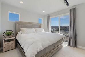 4 dormitoris, escriptori, planxa i posts de planxar i wifi 