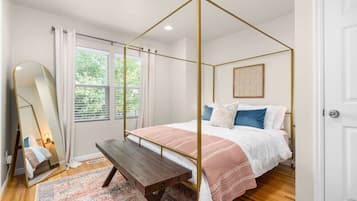 4 habitaciones, escritorio y tabla de planchar con plancha