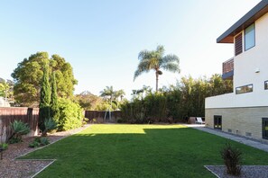 Property grounds - Del Mar Beach house steps to the ocean and village! (Del Mar)