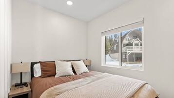 4 bedrooms, desk, iron/ironing board, free WiFi
