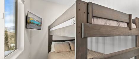 4 bedrooms, desk, iron/ironing board, free WiFi