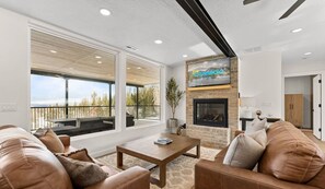 Smart TV, chimenea y futbolito