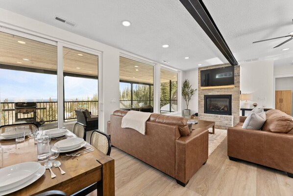 Smart TV, chimenea y futbolito 