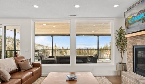 Timber Cube Cabin • Mountain Views • Ski & Games