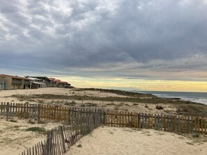 Ligstoelen aan het strand