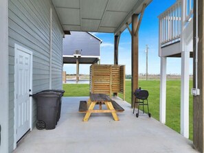 Outdoor dining - The Chilton House-Pickle Ball Court-2 bedroom plus loft, 2 bath, sleeps 7. (Crystal Beach)