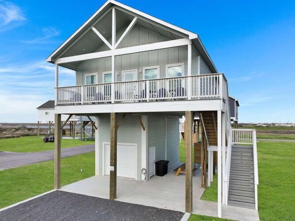 Exterior - The Chilton House-Pickle Ball Court-2 bedroom plus loft, 2 bath, sleeps 7. (Crystal Beach)