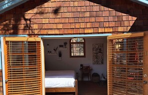 1 bedroom, WiFi, bed sheets, wheelchair access - Pasque Flower Room at RiverSong Inn in Estes Park - Riverside in Rocky Mountain National Park (Estes Park)