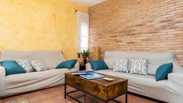 House, 5 Bedrooms, Terrace | Living room