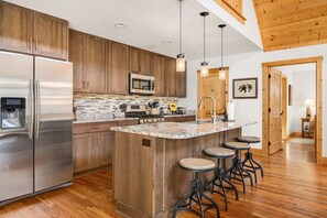 冷蔵庫、電子レンジ、オーブン、コンロ