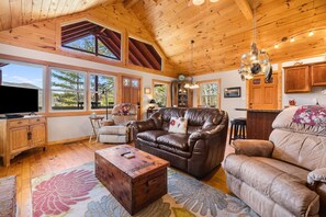 テレビ、暖炉、DVD プレーヤー、書庫