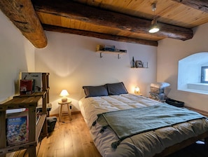 4 bedrooms, desk, travel cot, free WiFi