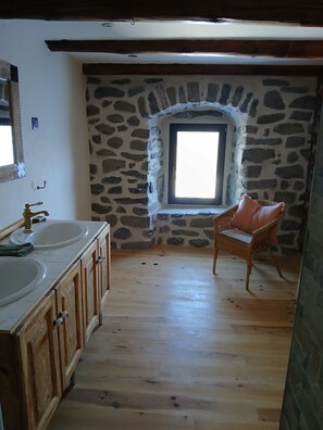 Interior - Typical renovated farmhouse - Ideal for a family getaway (Champclause)