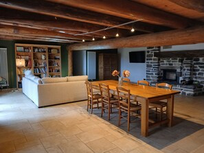 Interior - Typical renovated farmhouse - Ideal for a family getaway (Champclause)