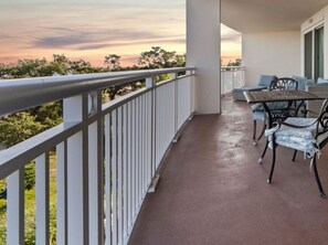 تناول الطعام بالخارج