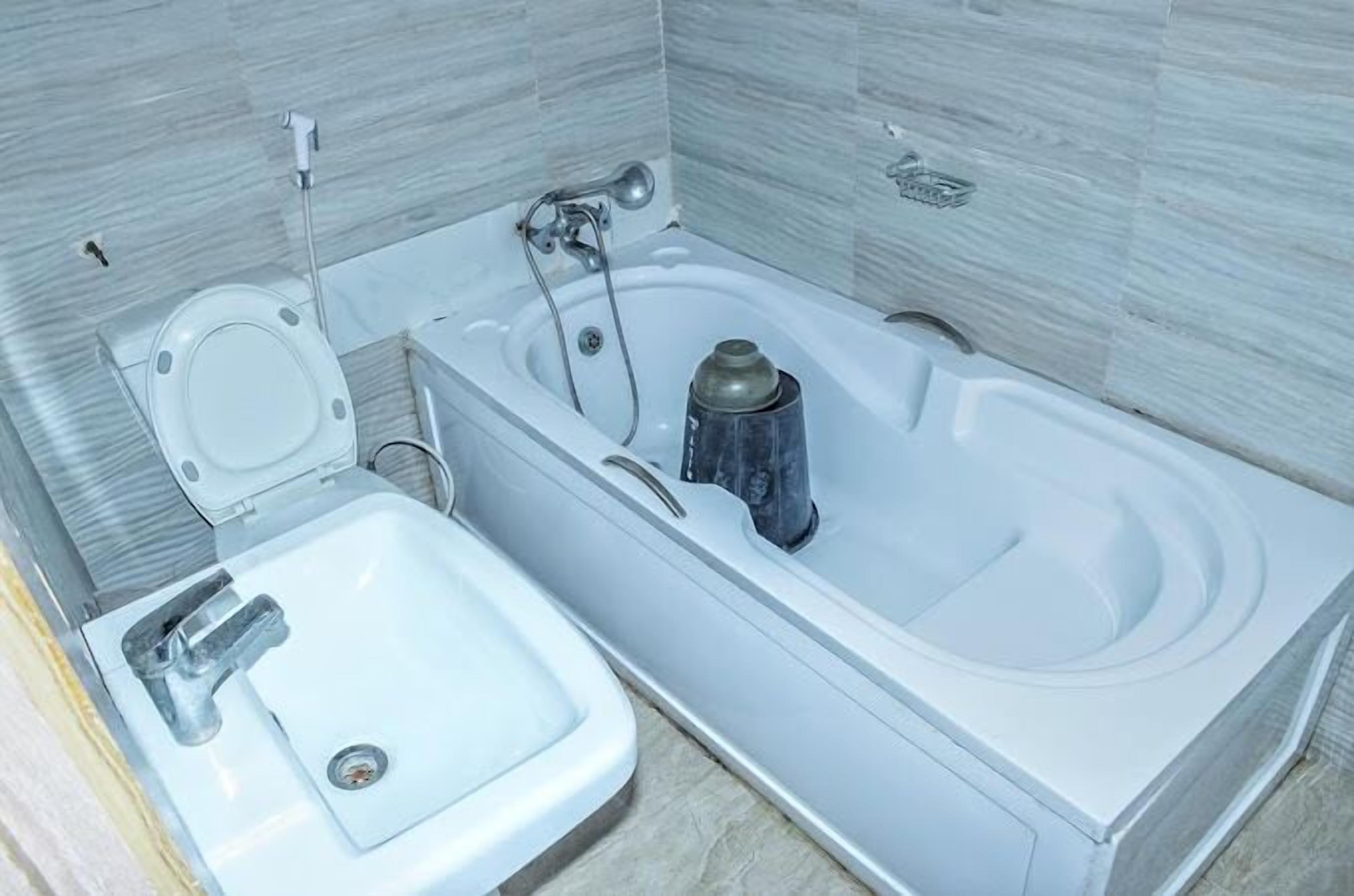 Habitación Deluxe, balcón, vistas a la ciudad | Baño | Artículos de higiene personal gratuitos, secador de pelo y toallas