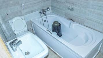 Habitación Deluxe, balcón, vistas a la ciudad | Baño | Artículos de higiene personal gratuitos, secador de pelo y toallas