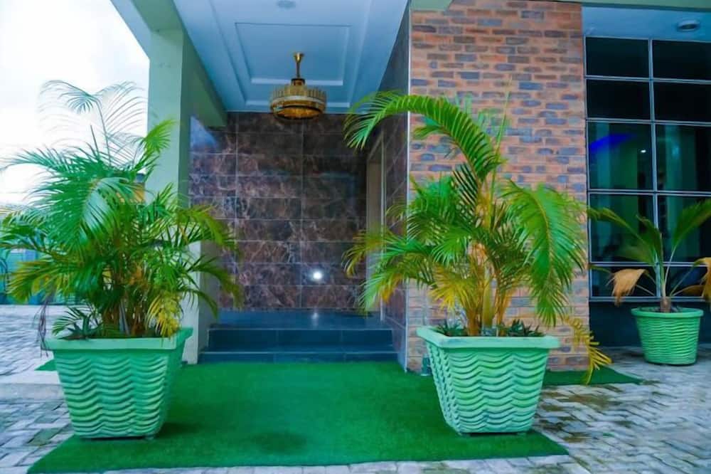 E- Exclusive Hotel