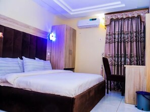 Deluxe Room, Balcony, City View | Desk, laptop workspace, soundproofing, free WiFi - E- Exclusive Hotel  (Ibadan)