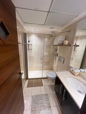 Shower, hair dryer, towels, soap -  located in a luxurious complex with a pool, a 4-minute walk from the beach, (Eilat)